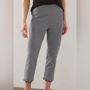 NWT Chico's So Slimming Brigitte Pompom Hem Slim Crop Size 0.5 (Standard Size 6)